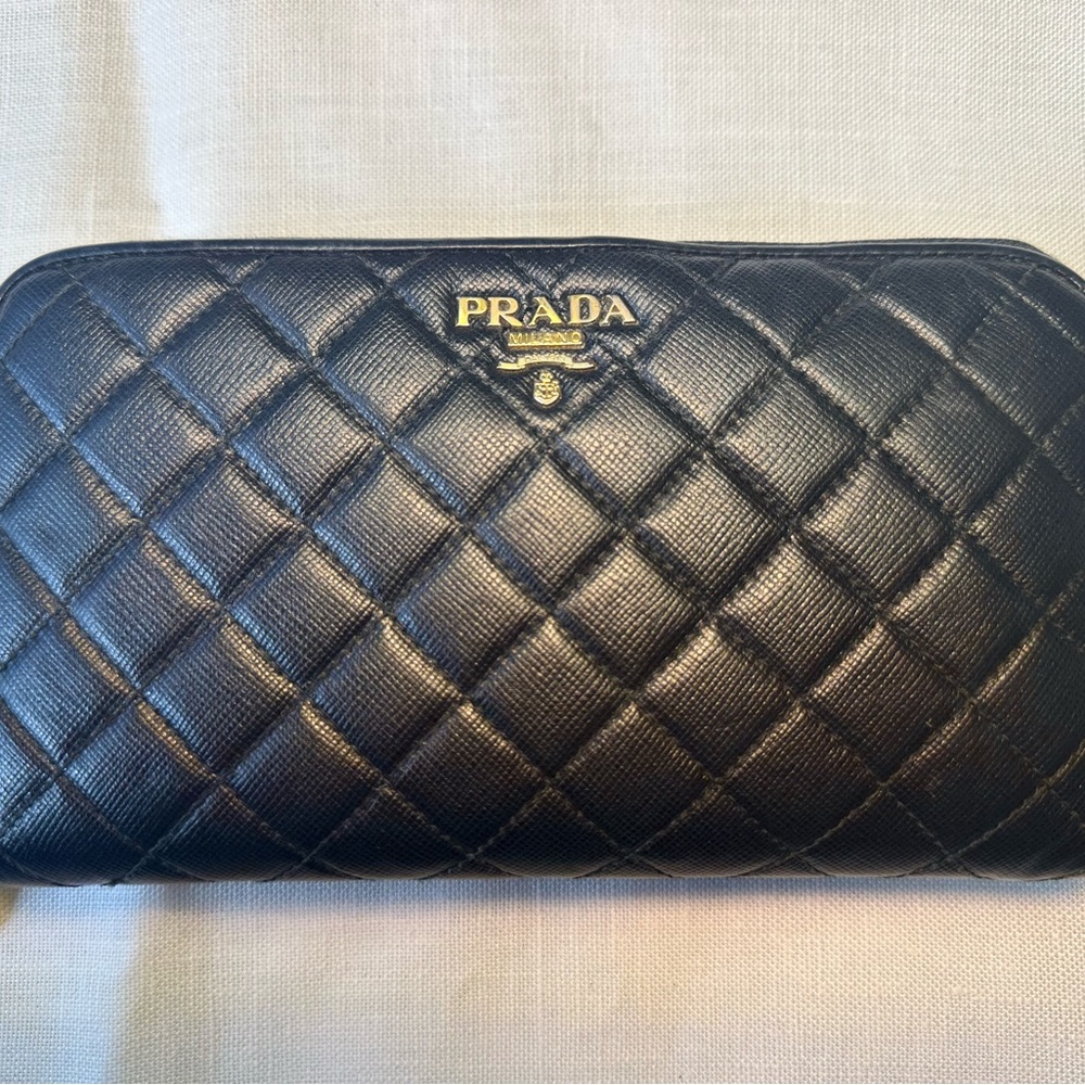 Prada Black Leather Quilted Wallet. Authenticated, Excellent Used Condition.